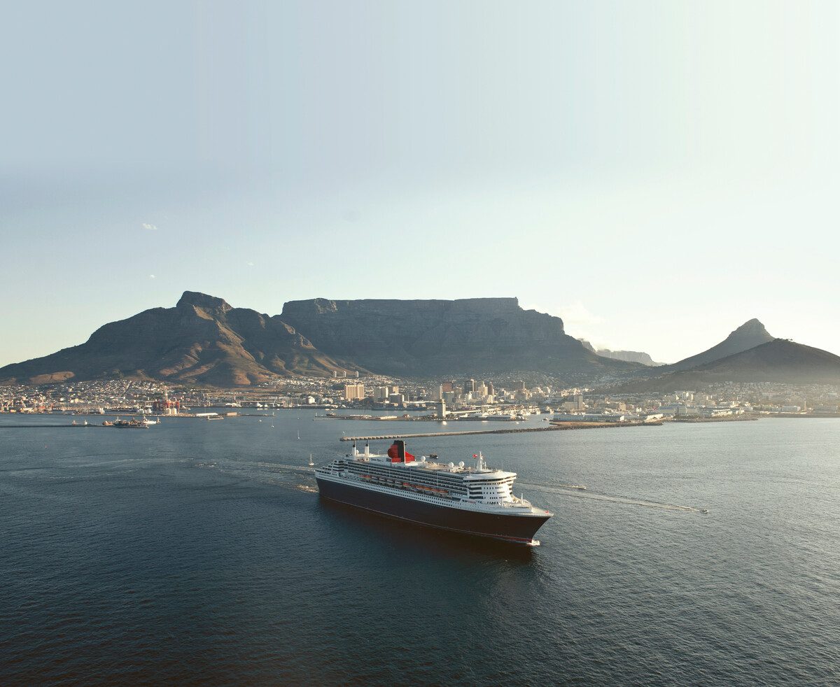 Queen Mary 2 at sea